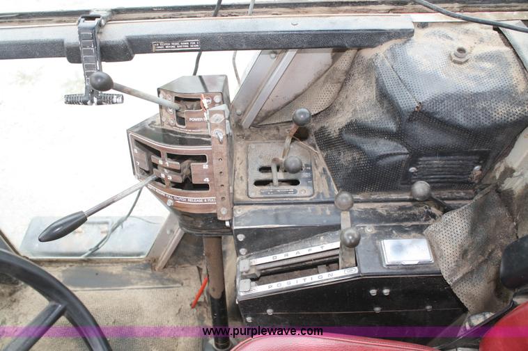 image for item B6928 1981 Massey-Ferguson 2705 tractor