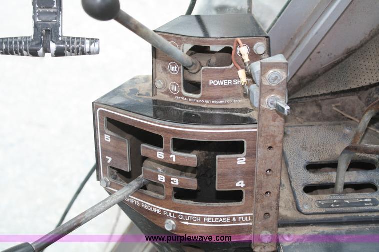 image for item B6928 1981 Massey-Ferguson 2705 tractor