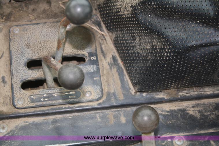 image for item B6928 1981 Massey-Ferguson 2705 tractor