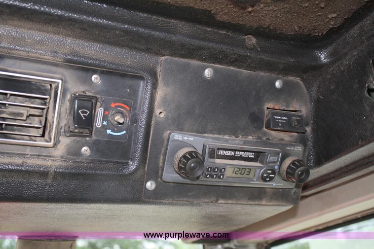 image for item B6928 1981 Massey-Ferguson 2705 tractor