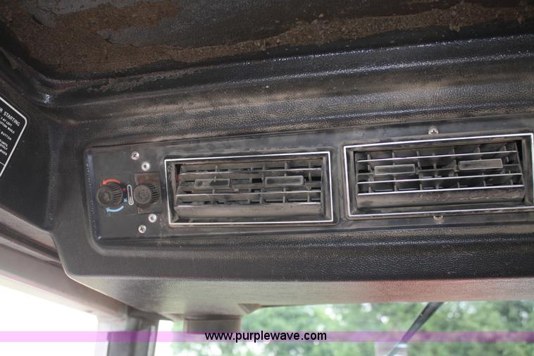 image for item B6928 1981 Massey-Ferguson 2705 tractor