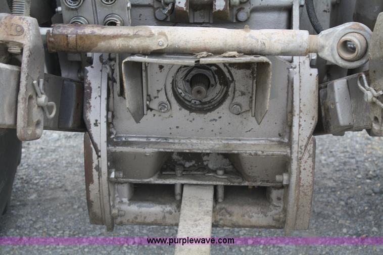 image for item B6928 1981 Massey-Ferguson 2705 tractor