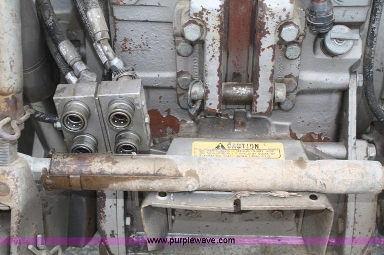 image for item B6928 1981 Massey-Ferguson 2705 tractor