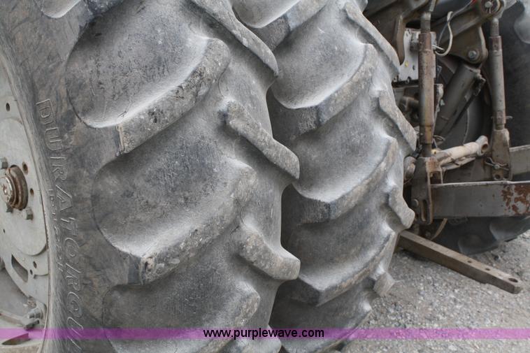 image for item B6928 1981 Massey-Ferguson 2705 tractor