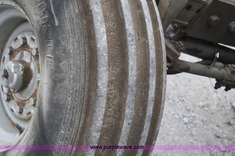 image for item B6928 1981 Massey-Ferguson 2705 tractor