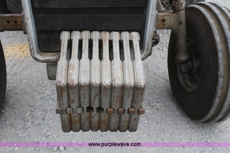 image for item B6928 1981 Massey-Ferguson 2705 tractor