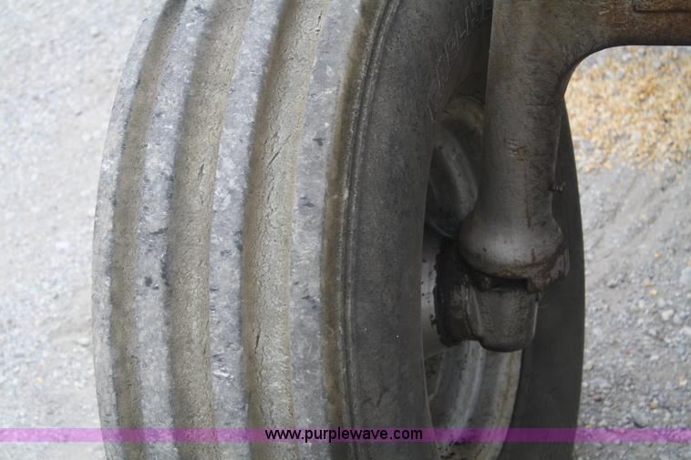 image for item B6928 1981 Massey-Ferguson 2705 tractor