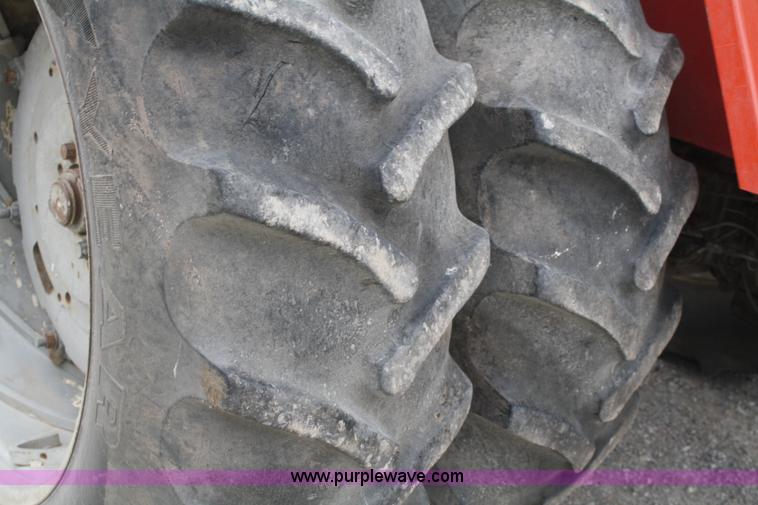 image for item B6928 1981 Massey-Ferguson 2705 tractor