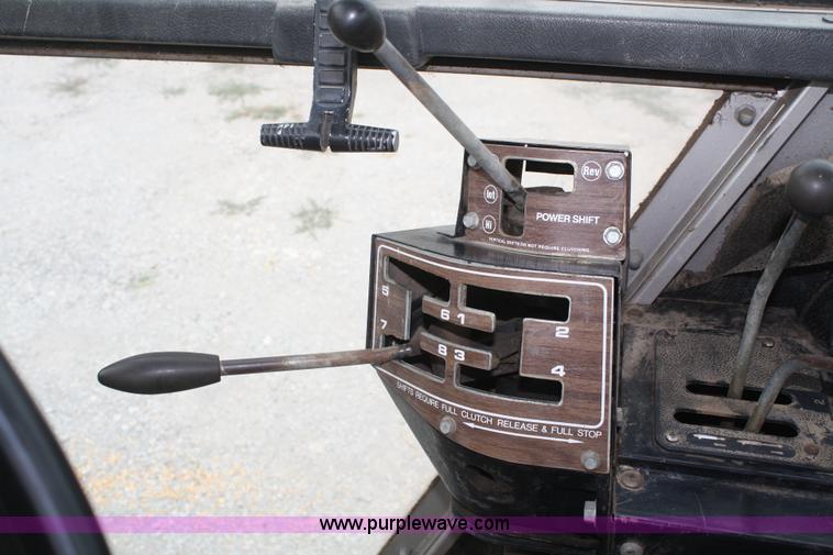 image for item B6930 1978 Massey-Ferguson 2675 tractor