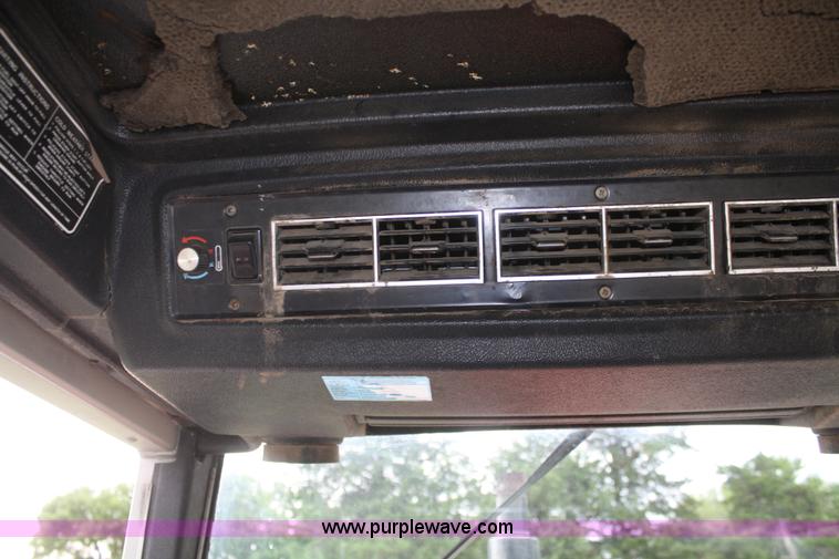 image for item B6930 1978 Massey-Ferguson 2675 tractor