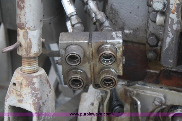 image for item B6930 1978 Massey-Ferguson 2675 tractor