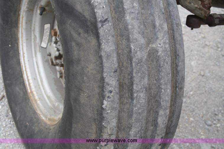 image for item B6930 1978 Massey-Ferguson 2675 tractor