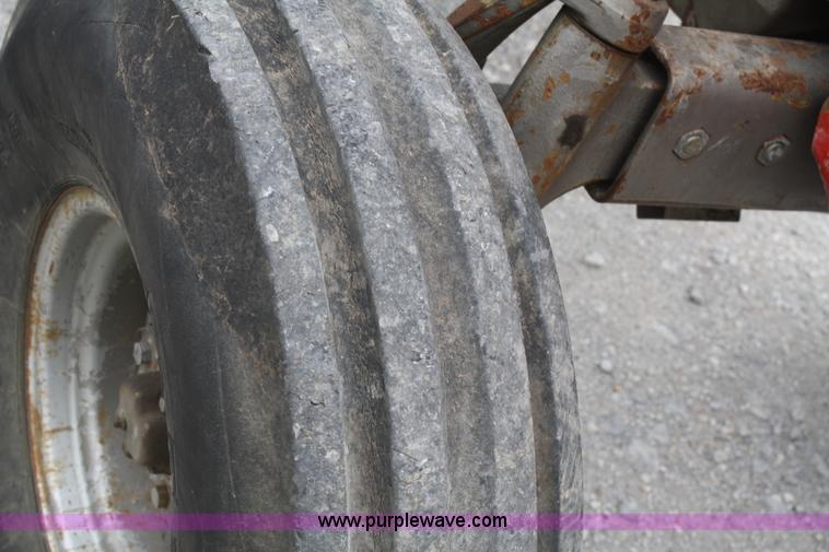 image for item B6930 1978 Massey-Ferguson 2675 tractor