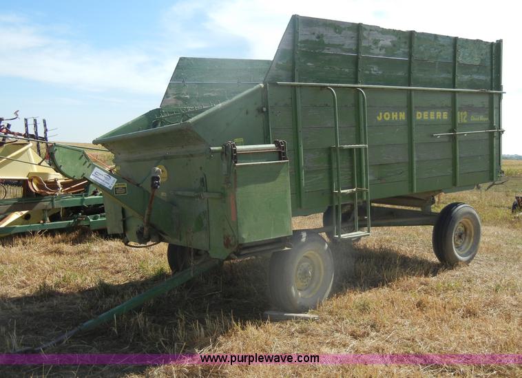 image for item D4330 John Deere 112 chuck/silage wagon