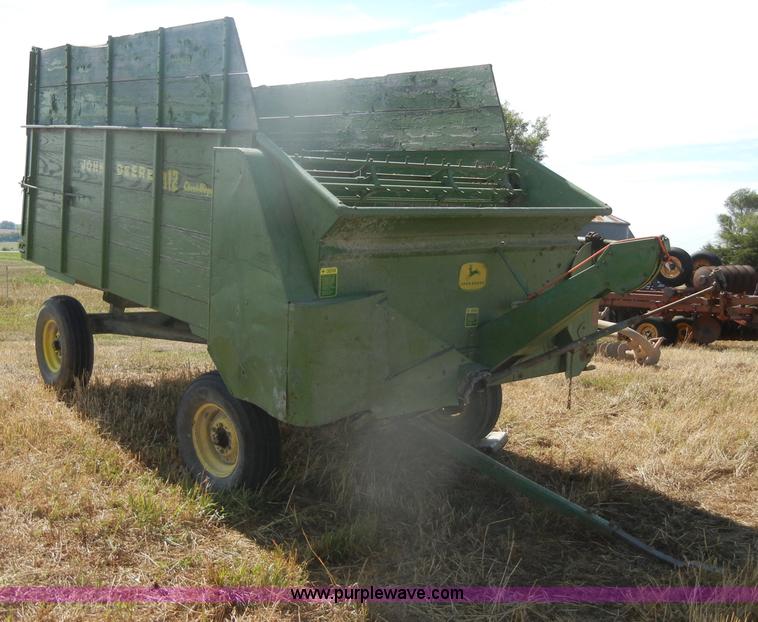 image for item D4330 John Deere 112 chuck/silage wagon