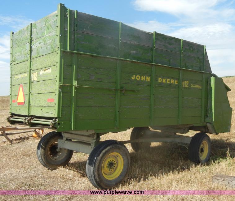 image for item D4330 John Deere 112 chuck/silage wagon