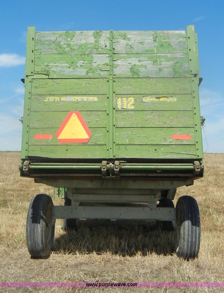 image for item D4330 John Deere 112 chuck/silage wagon
