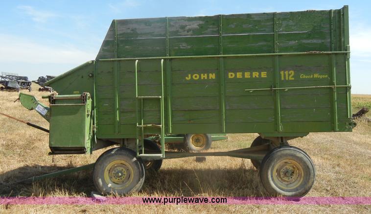 image for item D4330 John Deere 112 chuck/silage wagon