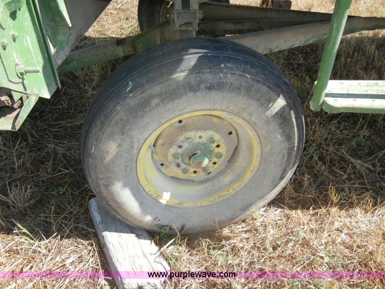 image for item D4330 John Deere 112 chuck/silage wagon