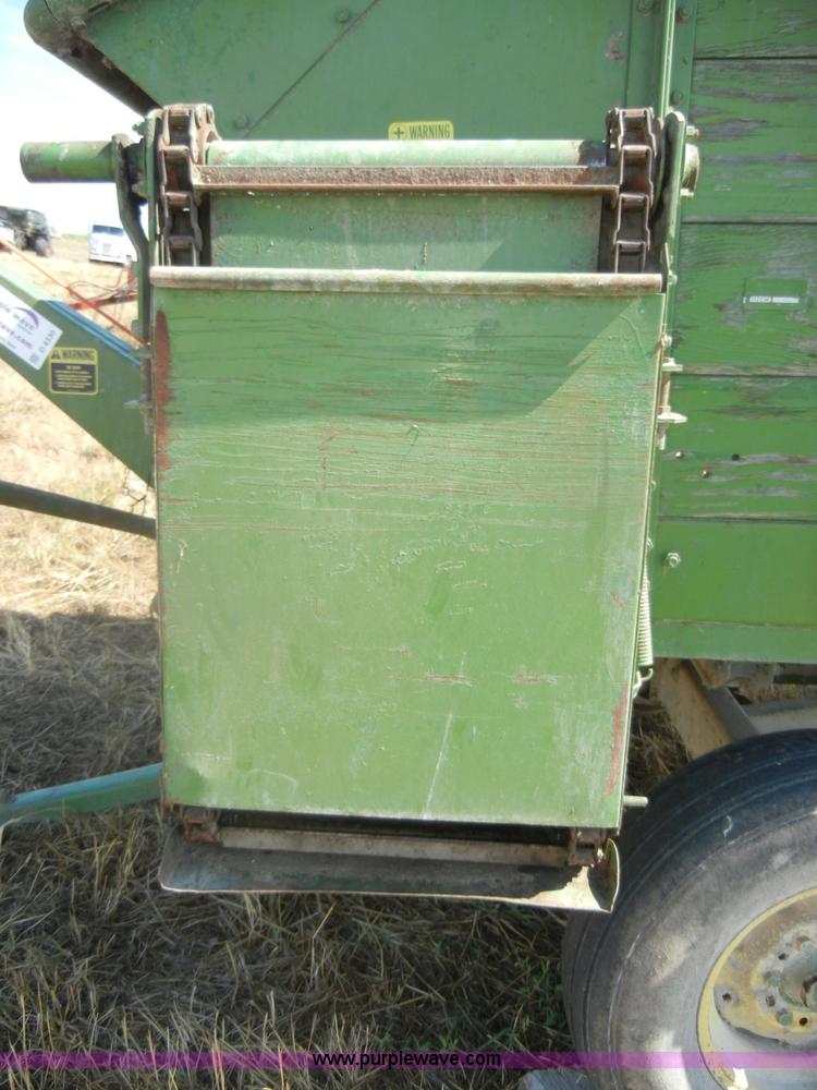 image for item D4330 John Deere 112 chuck/silage wagon