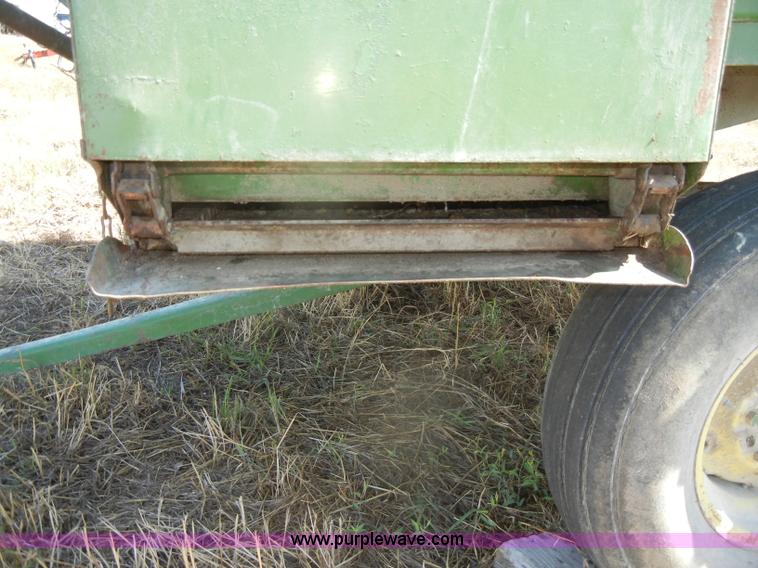 image for item D4330 John Deere 112 chuck/silage wagon