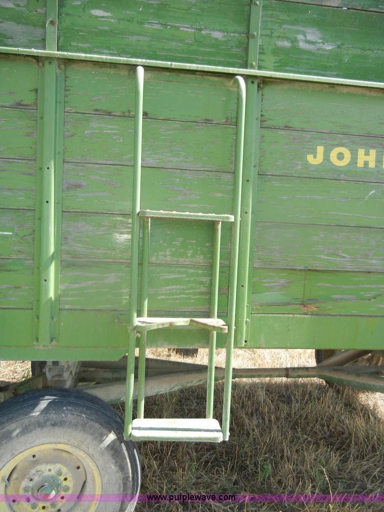image for item D4330 John Deere 112 chuck/silage wagon