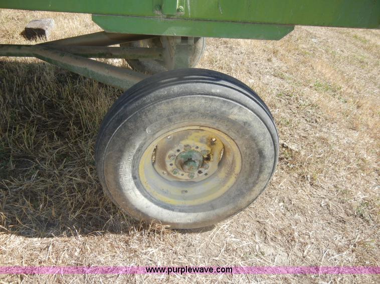 image for item D4330 John Deere 112 chuck/silage wagon