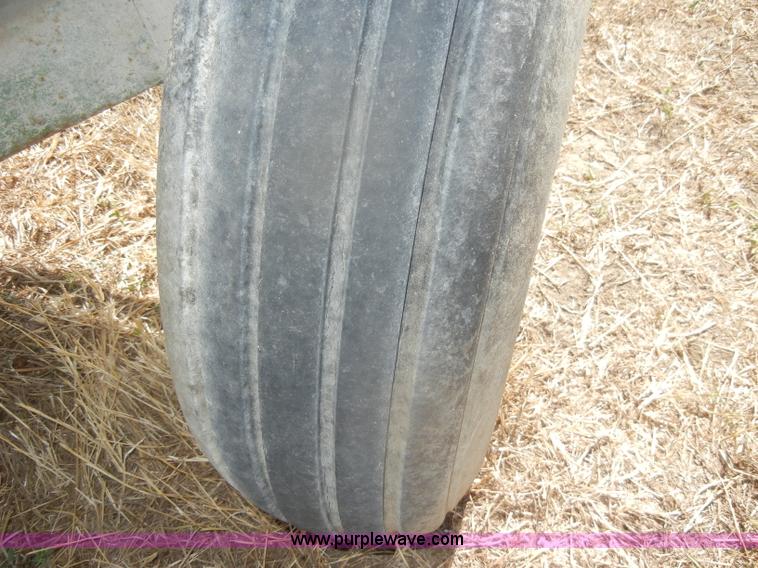 image for item D4330 John Deere 112 chuck/silage wagon