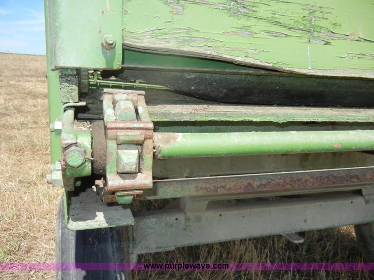 image for item D4330 John Deere 112 chuck/silage wagon