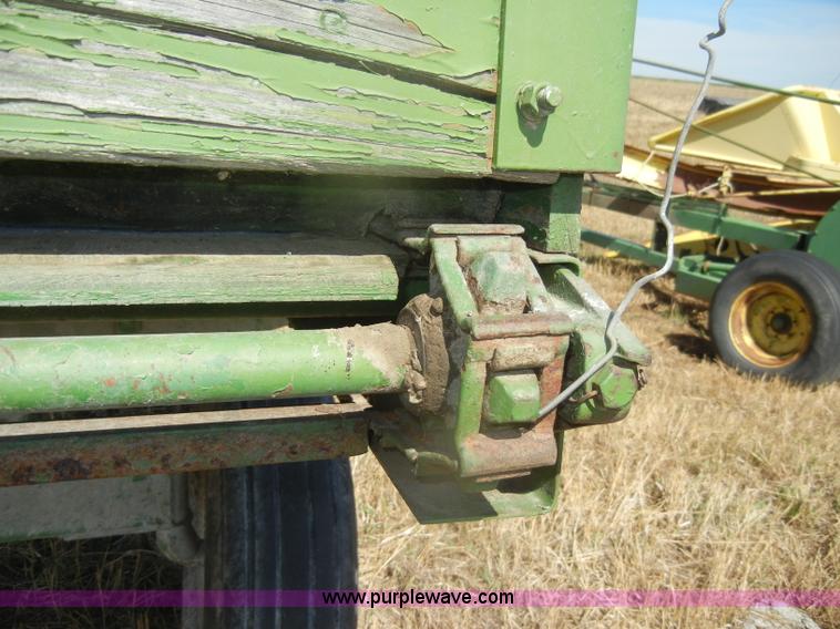 image for item D4330 John Deere 112 chuck/silage wagon