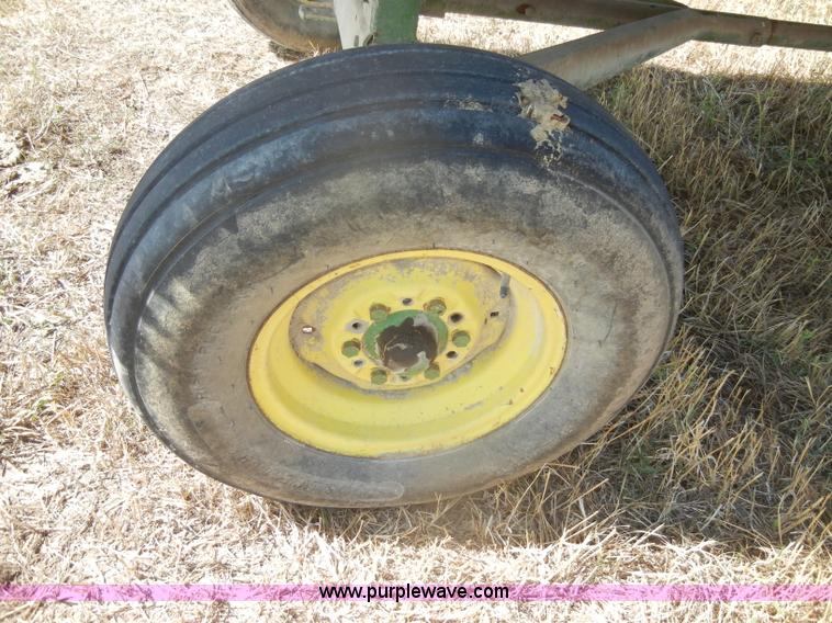 image for item D4330 John Deere 112 chuck/silage wagon