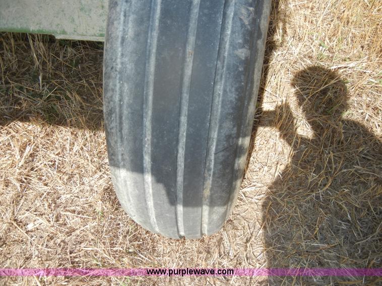 image for item D4330 John Deere 112 chuck/silage wagon