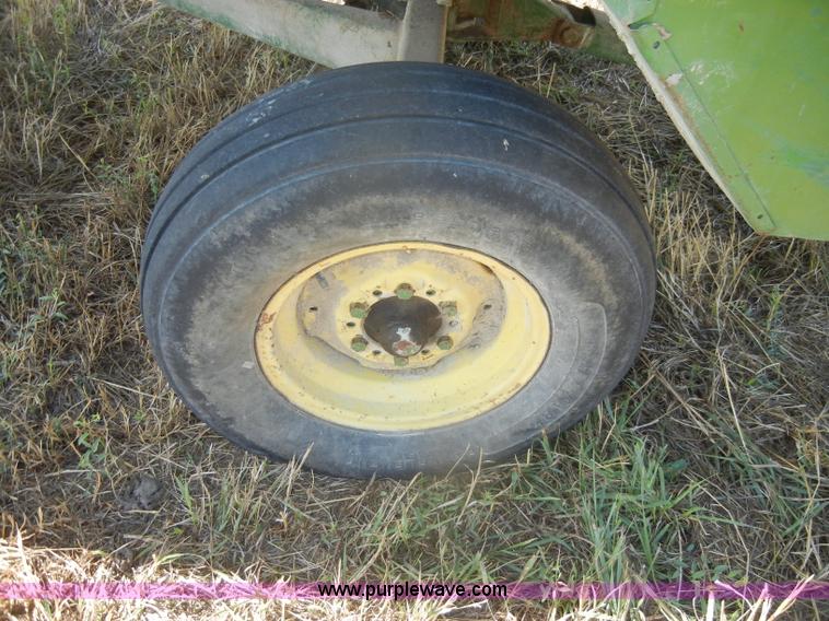 image for item D4330 John Deere 112 chuck/silage wagon