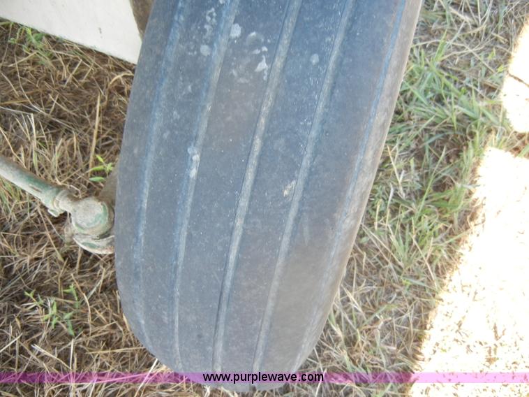 image for item D4330 John Deere 112 chuck/silage wagon