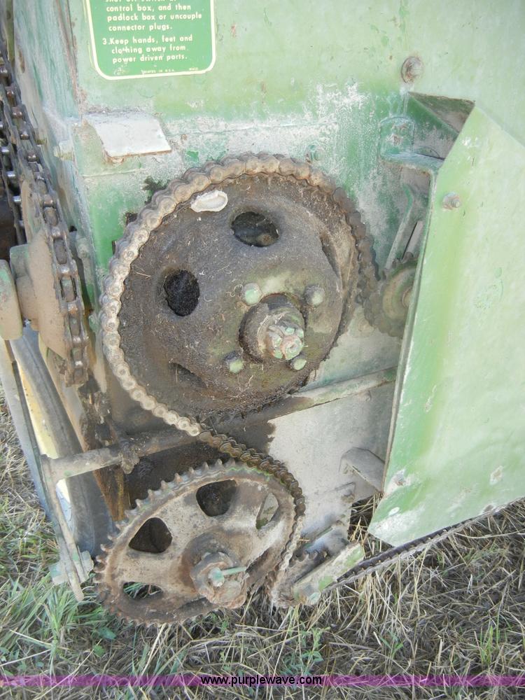 image for item D4330 John Deere 112 chuck/silage wagon