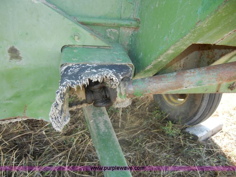 image for item D4330 John Deere 112 chuck/silage wagon