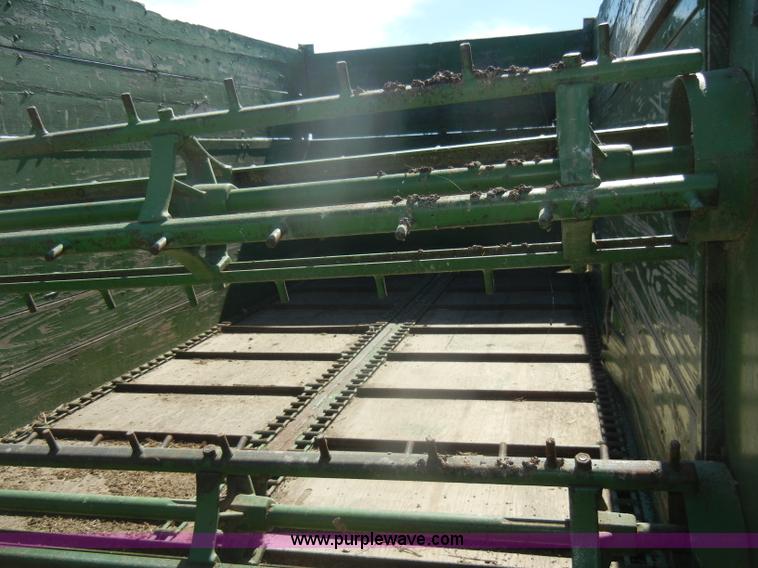 image for item D4330 John Deere 112 chuck/silage wagon