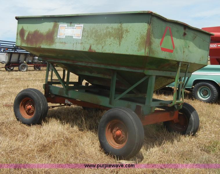 image for item D4338 Huskee 165 gravity wagon