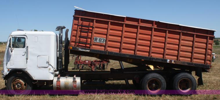 image for item D4394 1965 White Freightliner grain truck
