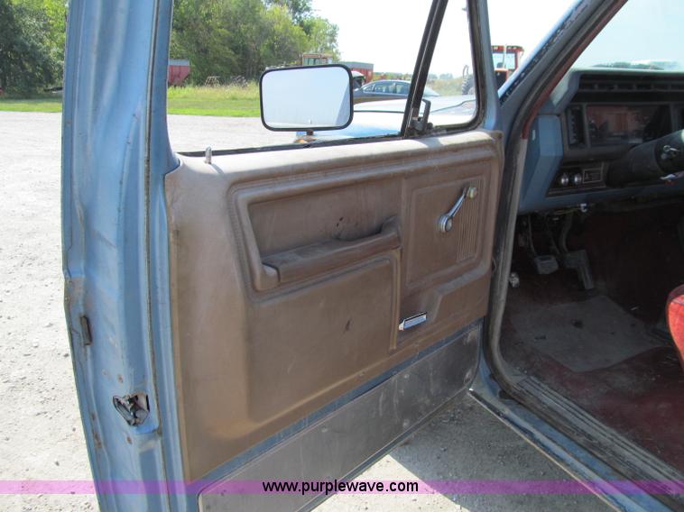 image for item A8436 1981 Ford F250 pickup truck