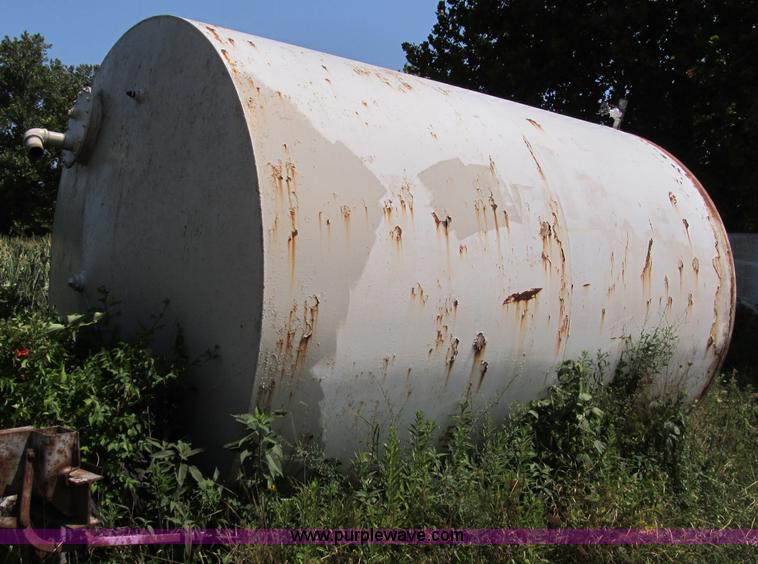 image for item B2783 8,500 gallon vertical storage tank