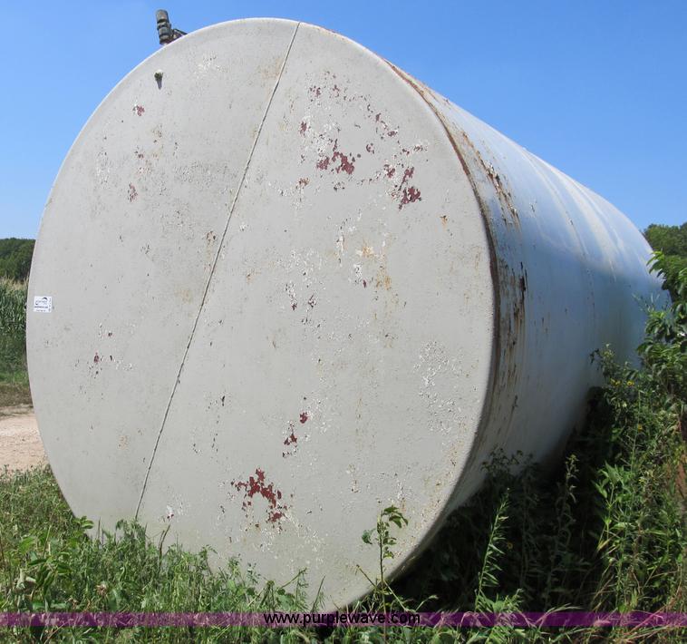 image for item B2783 8,500 gallon vertical storage tank