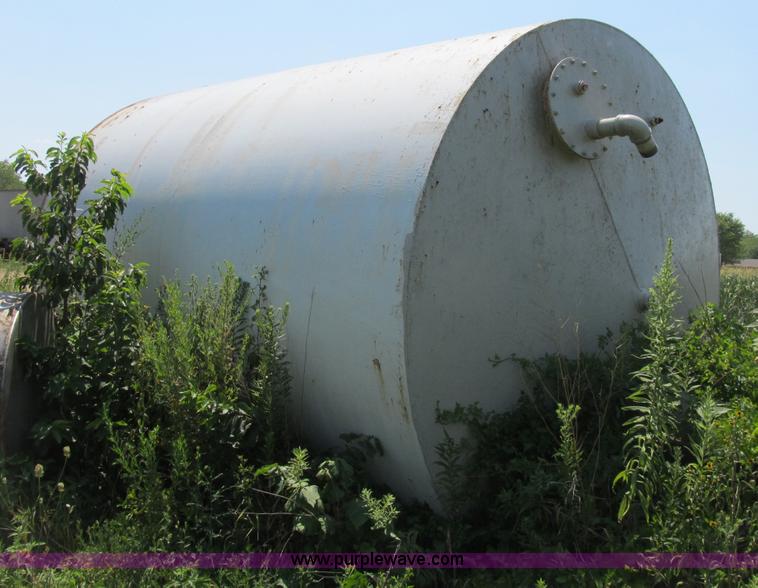 image for item B2783 8,500 gallon vertical storage tank