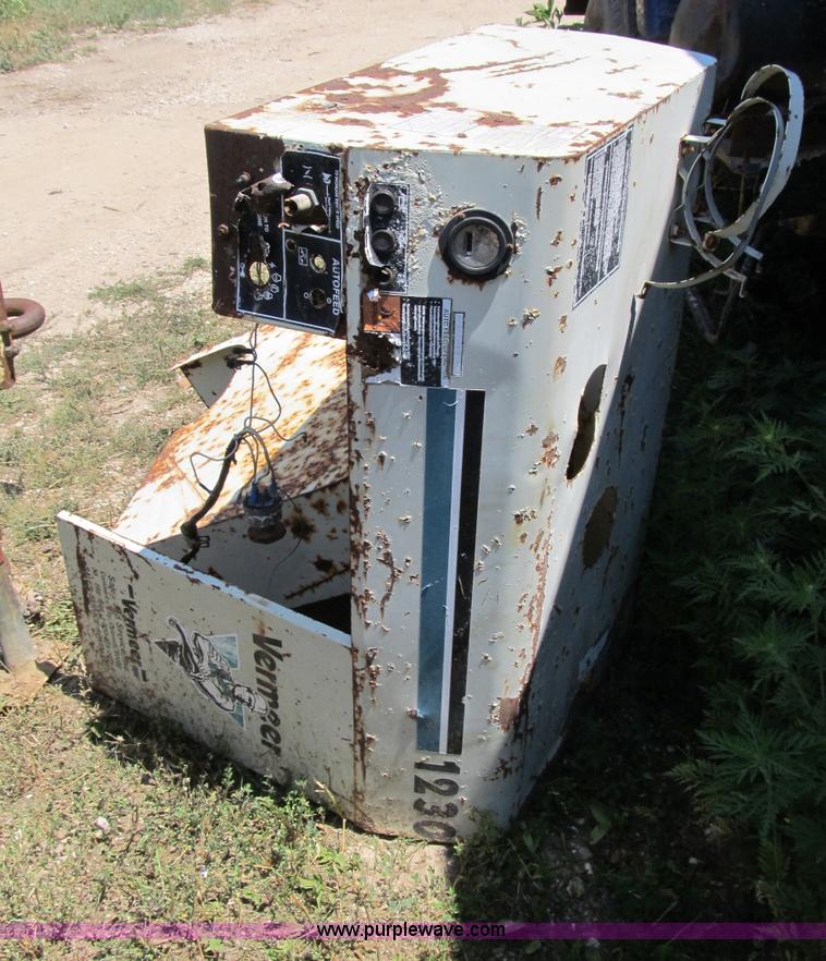 image for item B2784 Vermeer BC1230 chipper