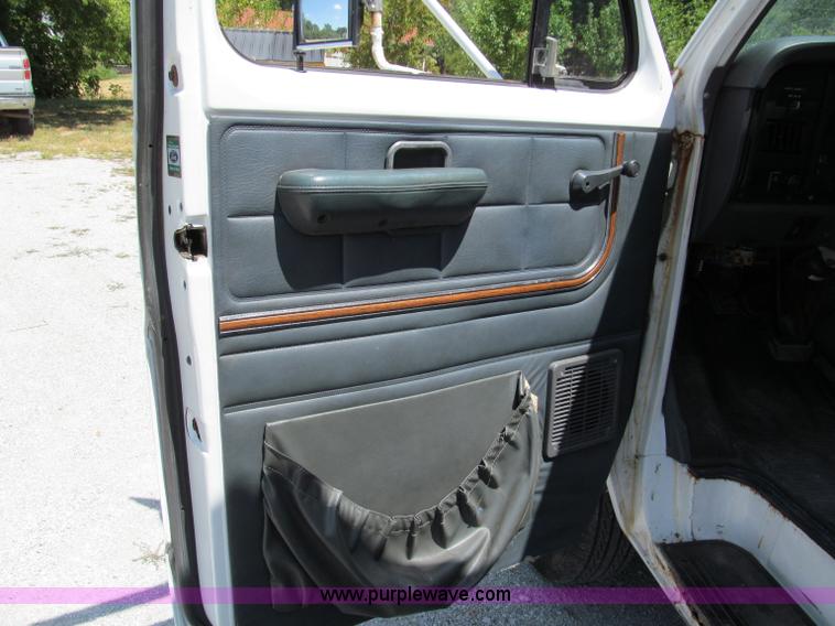 image for item C2438 1991 Ford E350 box truck