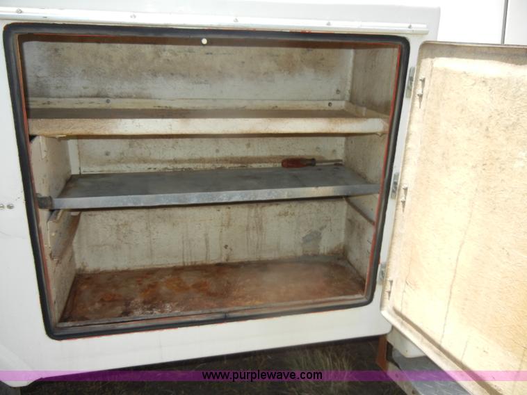 image for item D4301 1988 Ford F250 pickup truck