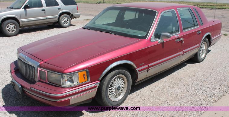 image for item L9945 1994 Lincoln Town Car Signature