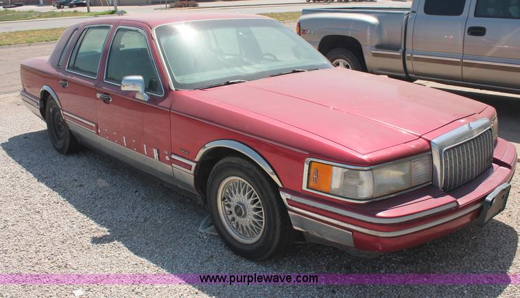 image for item L9945 1994 Lincoln Town Car Signature