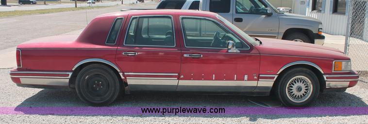 image for item L9945 1994 Lincoln Town Car Signature