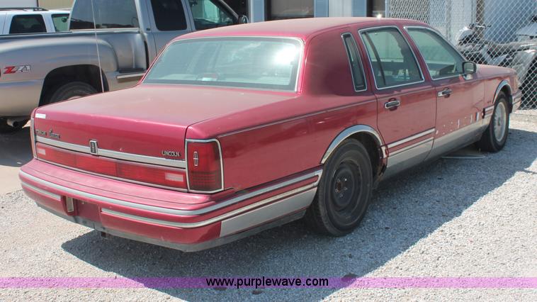 image for item L9945 1994 Lincoln Town Car Signature